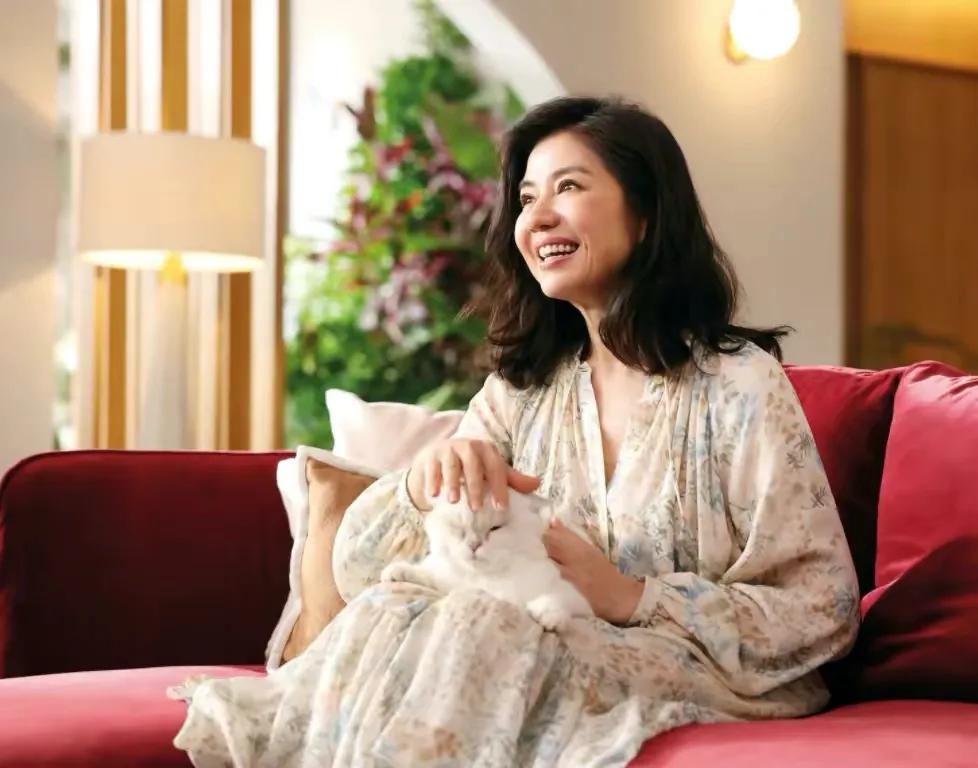 玉米面|62岁钟楚红出山拍广告！穿碎花裙脸型变化大，一代女神变成老阿姨