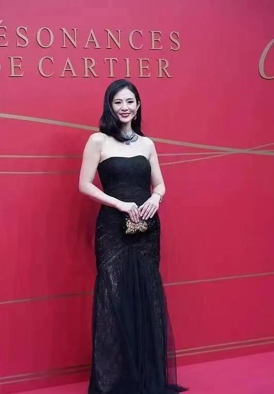 杨采妮|杨采妮老太快了！好在身材精致穿衣大胆，皱纹明显不比同龄女星！