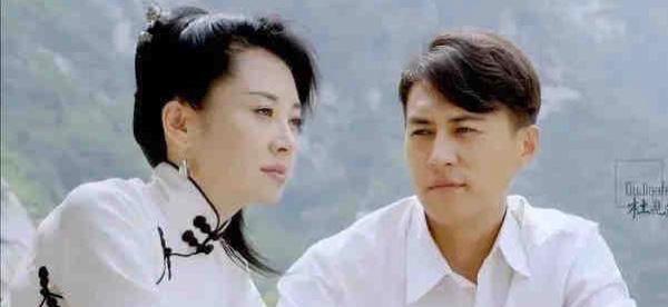 |许晴穿旗袍躺在靳东怀里，相差7岁没有违和感，一脸娇羞不像60后