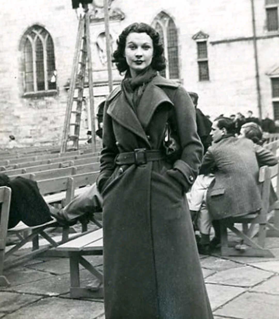 高俊熙 “英伦玫瑰”费雯丽:拥有完美雪白皮肤、乌黑头发和优雅服装品味。