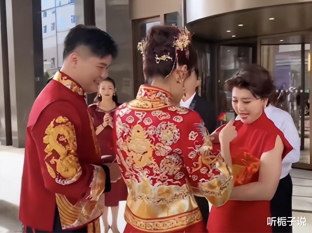 闫学晶|50岁闫学晶近照曝光，保养很好，看起来像30岁，怀里的孩子最吸睛