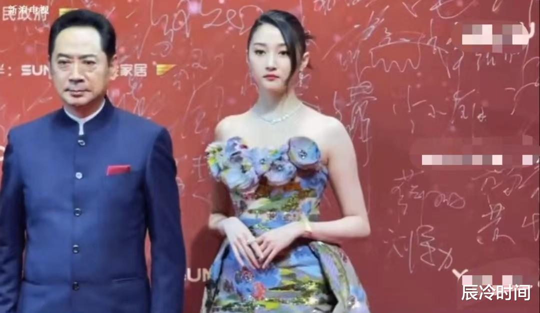 关晓彤|飞天奖红毯女星造型被群嘲，关晓彤肩宽头小不协调，孙俪几乎乱穿