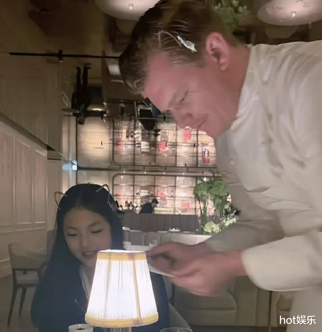 李湘|李湘陪读欢乐多，周末游巴黎，吃饭有专人服务，晒高档食物引争议