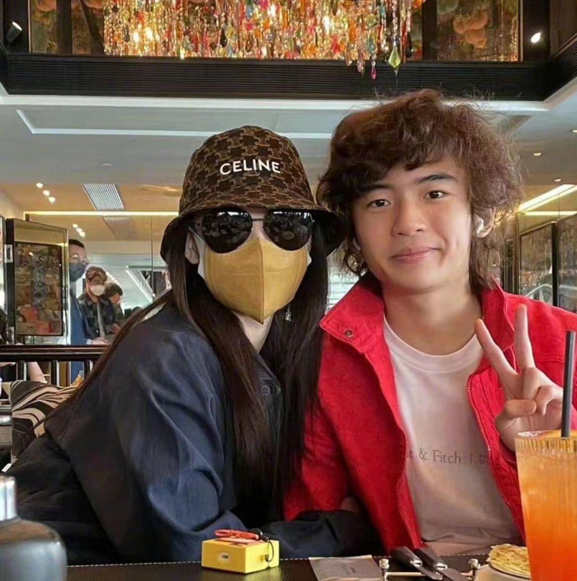 张柏芝|张柏芝长子怎么长成这样了！不像谢霆锋却像舅，非主流打扮拖后腿