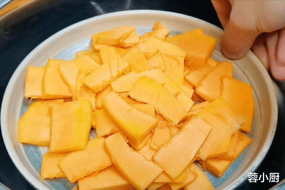 立秋润燥,饮食上可“减辛增酸”,多吃“3黄2白1红”,润肺养胃