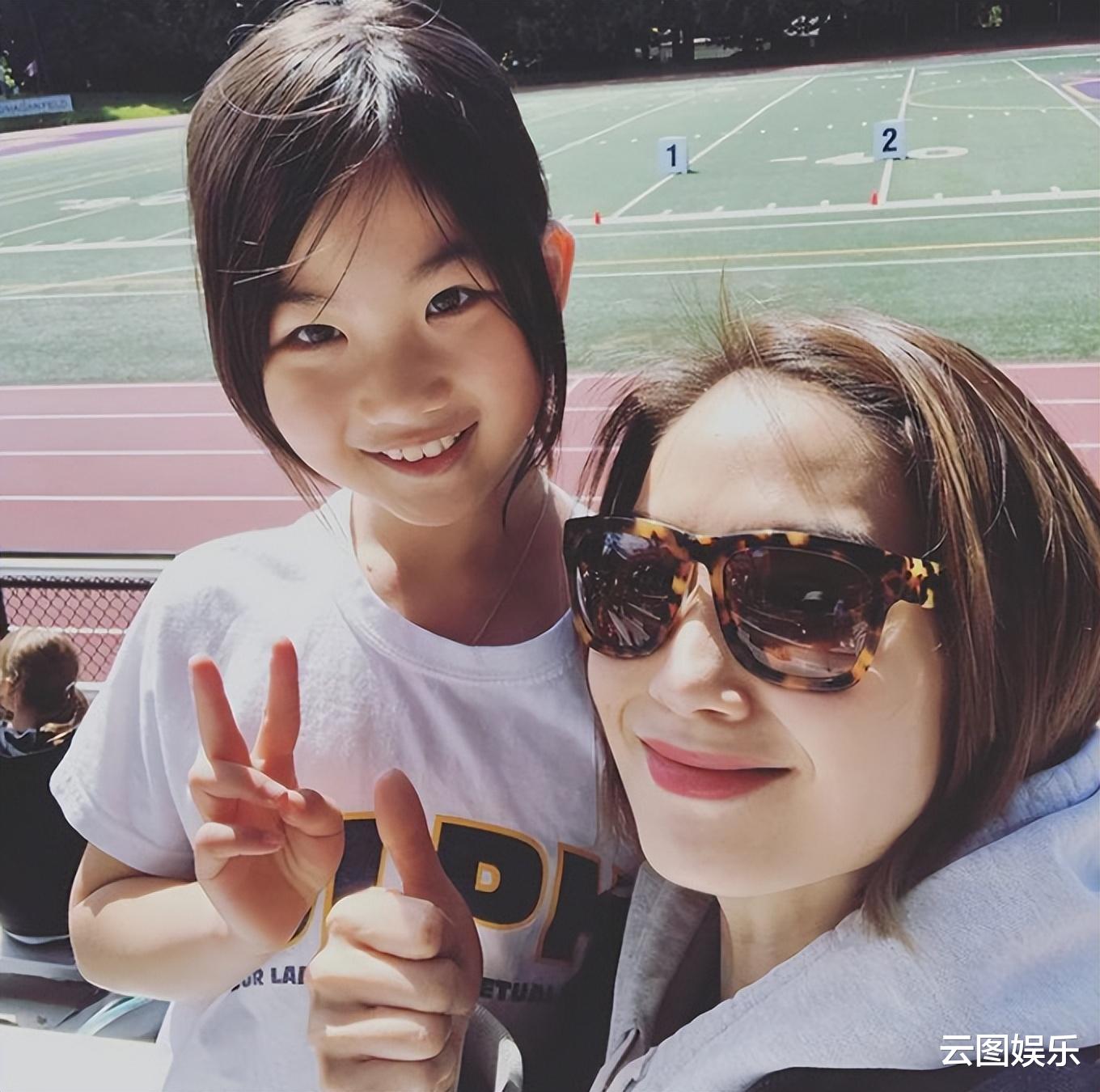 袁彩云|港姐袁彩云移居国外近况!曾引俩男星争风吃醋,46岁嫁富商成阔太