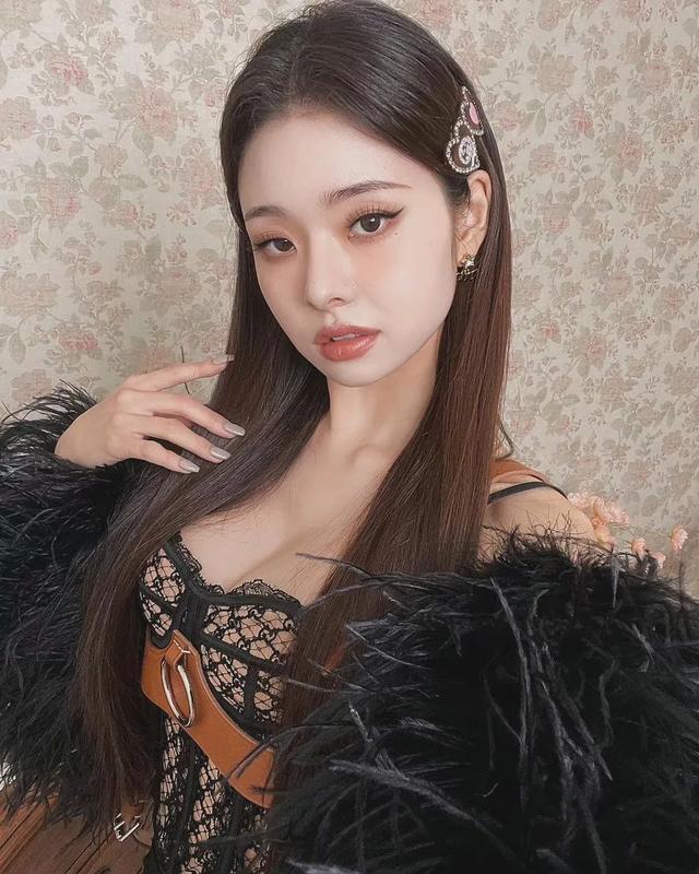 眼线 这是一篇《春节妆容日历》,没来得及美甲、种睫毛的……这篇帮你们“扳回一城”