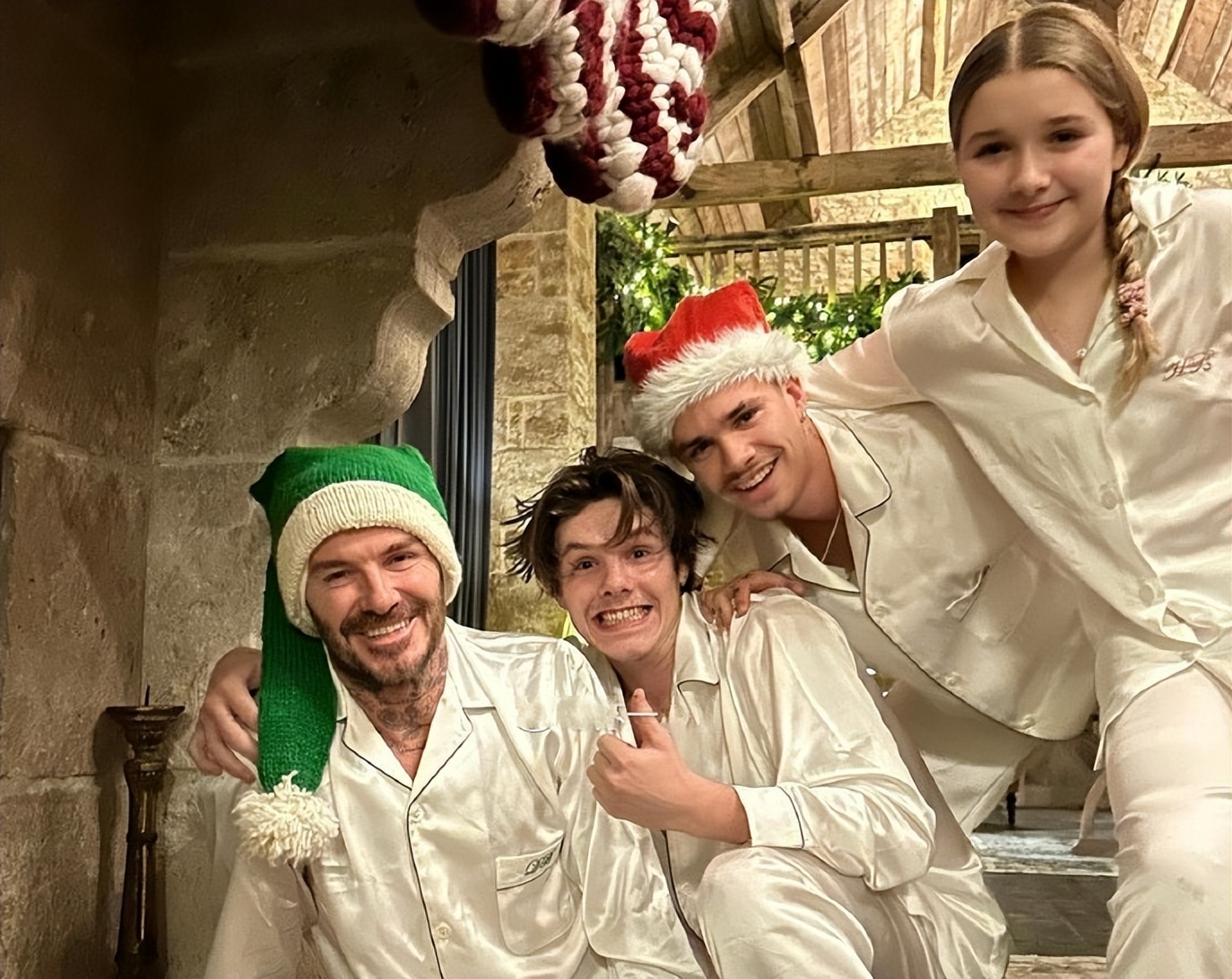 维多利亚|维多利亚晒全家福过圣诞，发文称我们爱并想念你，并没有谈到儿媳