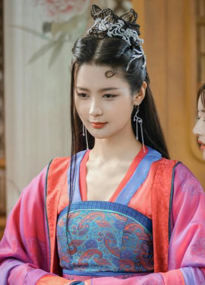 张昊玥|18线女演员吐槽片酬低:月入不足2W,是往年的四分之一,不如上班