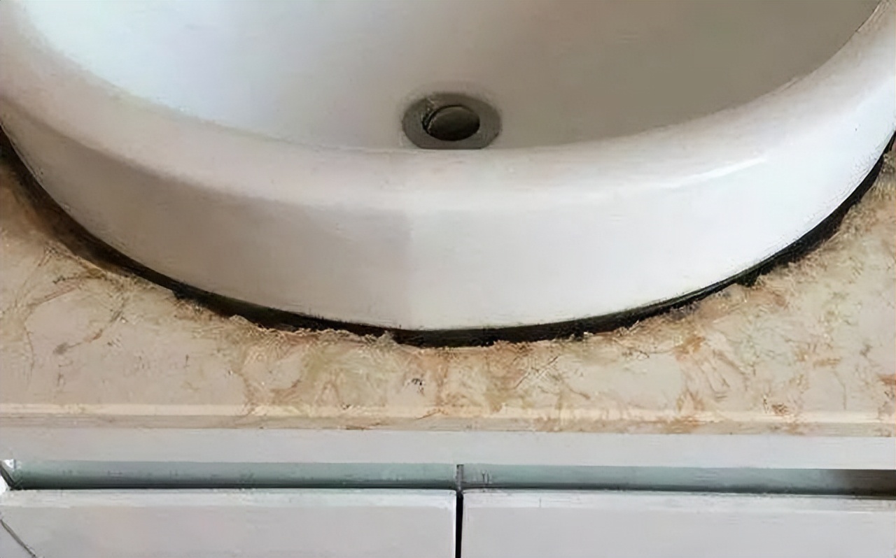 夏天一到，家里墙面霉菌“疯狂”生长？教你小妙招，霉斑自动消失