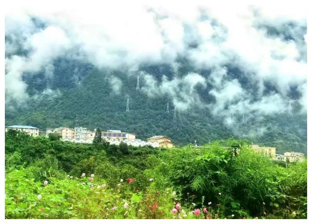 磨西古镇|地震前两个小时,她拍下了震中最美的雪山