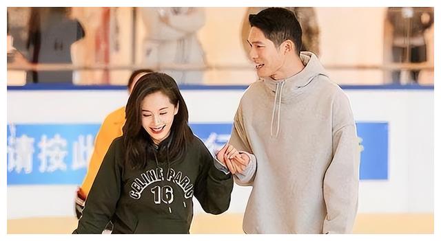 明星|助理跪地举话筒，跪地帮明星穿鞋，片酬上亿，明星不需要大家心疼