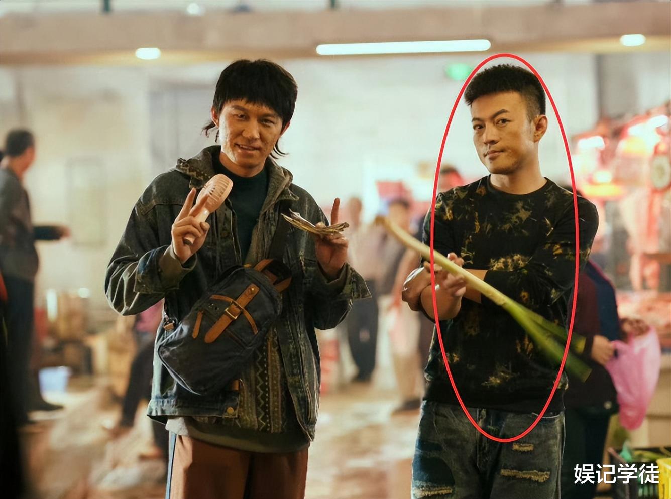 张颂文|网友在片场偶遇46岁张颂文，穿着朴素简单，态度亲切为粉丝签名