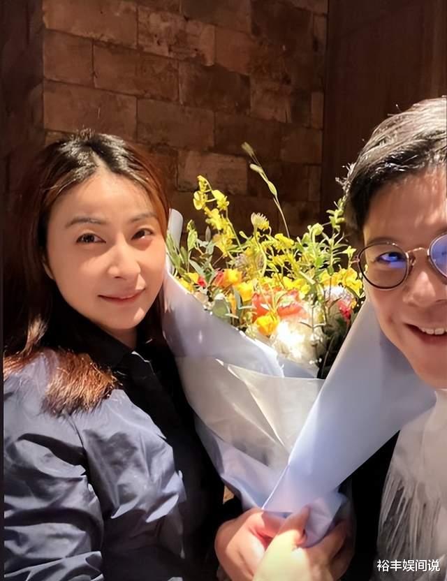 |郭晶晶一家五口庆祝母亲节！三个儿女温馨献花，夫妻同框好甜蜜