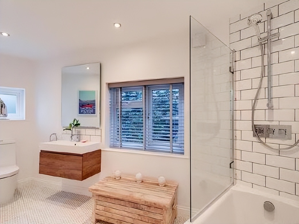 马桶上别挂毛巾架了!瞧瞧年轻人的做法,太先进了,给大家晒晒