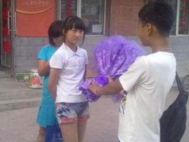 20岁女子与16岁的小男友初尝禁果后,诞下一子却惨遭抛弃