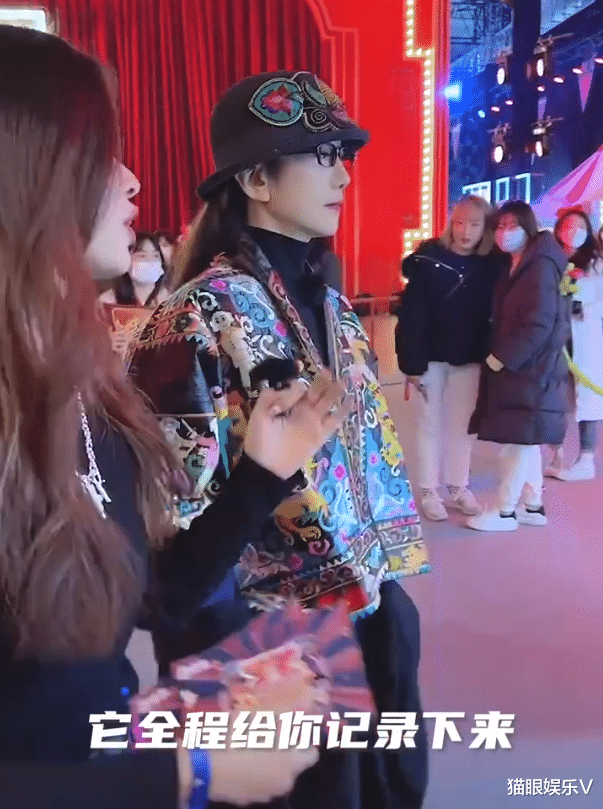 杨丽萍|65岁杨丽萍跨年生图曝光，打扮年轻状态极佳，身材纤瘦宛如少女