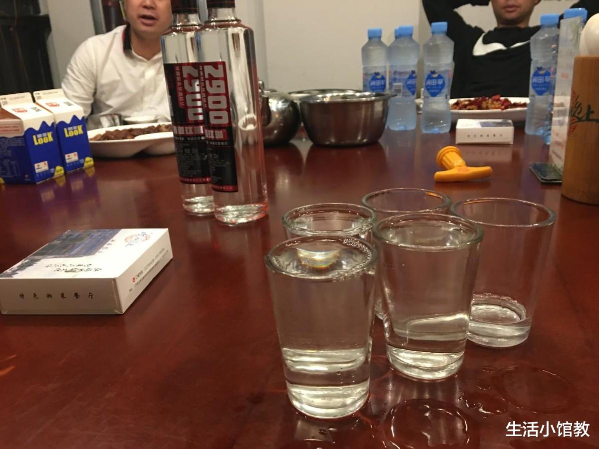江苏一大爷捡破烂,翻出5个老茅台空瓶,却卖出“高价”,为何?