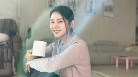 秋瓷炫|秋瓷炫近照曝光，只身回国婚戒被摘疑婚变，为爱付出遭背叛：心疼