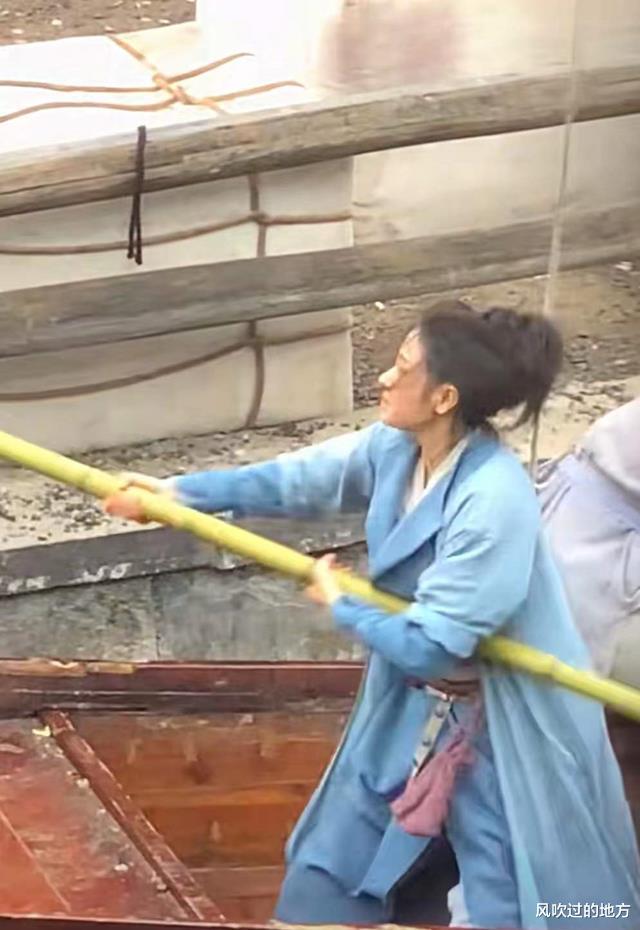 街拍|张天爱片酬疑曝光，网友晒照称其跳次河10万，曾被曝一部戏8000万