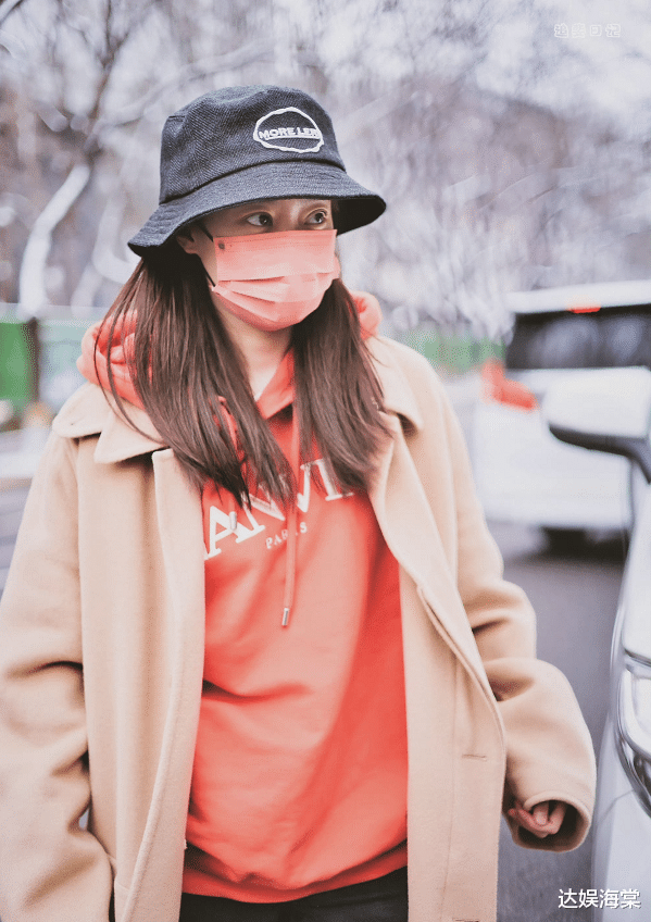 春晚|2022春晚大联排：朱一龙王源低调现身，张小斐状态满满走路带风