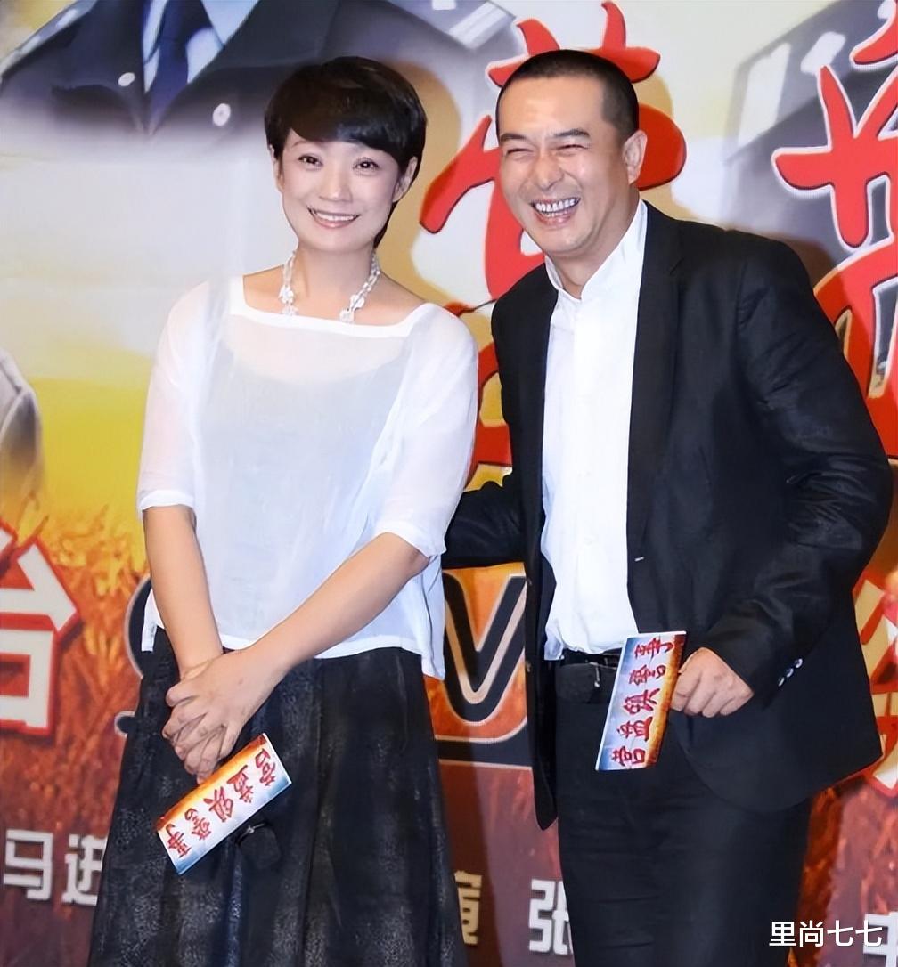 穿衣搭配 张嘉译老婆在家聚会，穿奶奶装还秀素颜，留超短发气质还挺温柔的
