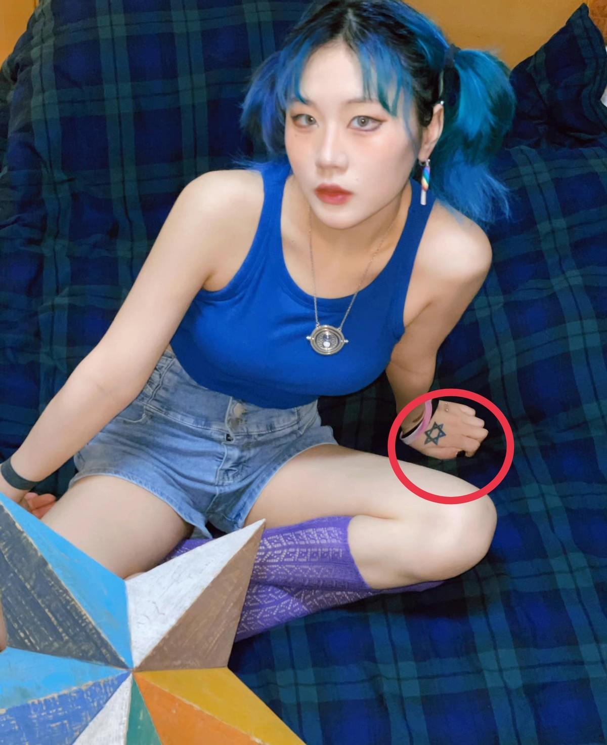 窦唯|窦唯塌房了?20岁女儿疑与男爱豆街头拥吻,手上纹身一模一样