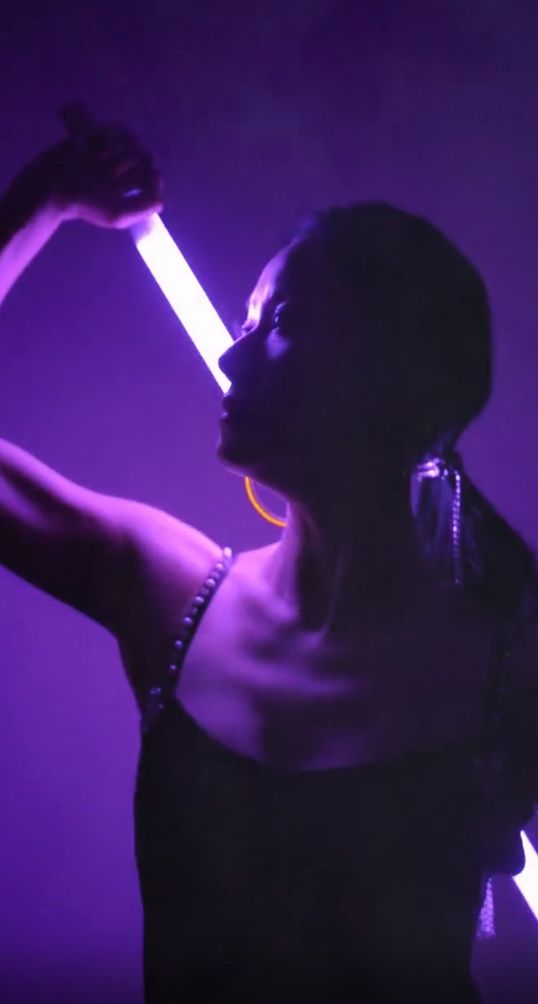 周冬雨|43岁倪虹洁自曝体重96斤！豪宅侧踢腿好帅气，衣帽间超大肆意挑选