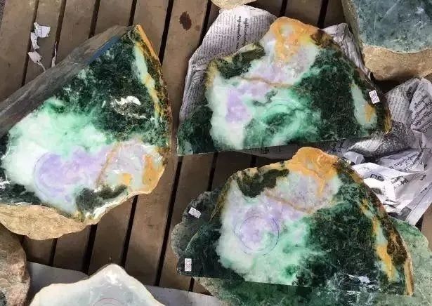 翡翠|翡翠原石，一刀下去，切出“国宝”来了！