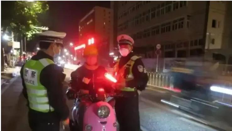 江西赣州，男子晚上和朋友聚餐饮酒后驾驶两轮电动自行车回家