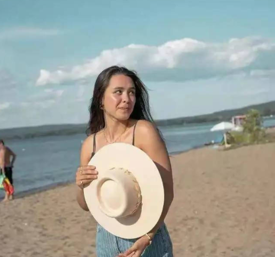 钟丽缇|钟丽缇女儿晒比基尼照,前凸后翘身材曼妙,五官被嘲不及妈妈