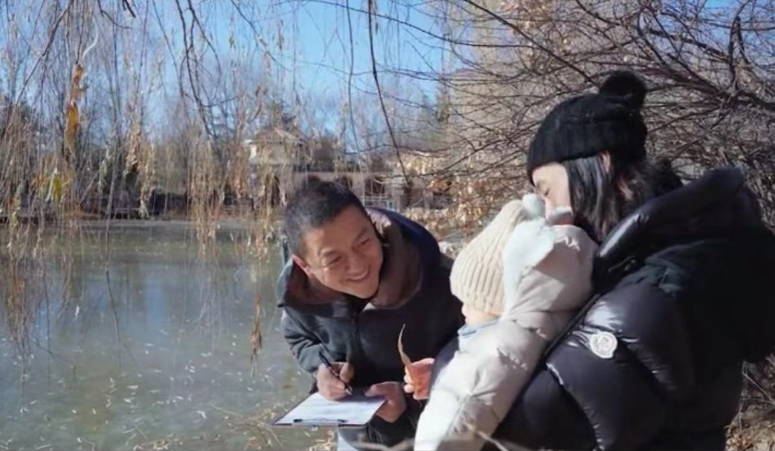 李亚鹏|李亚鹏携妻女现身乡下新屋！亲手做饭熬鸡汤，女儿正脸罕见被曝
