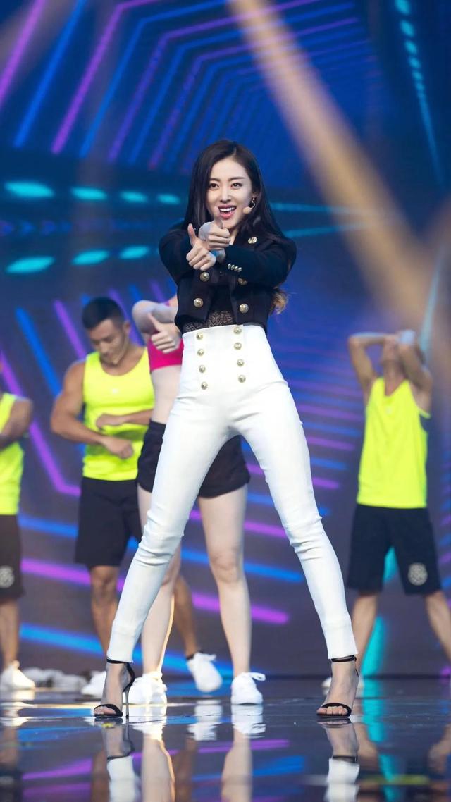 明星|张天爱时尚大片上线，身材完美，俏皮可爱如少女！