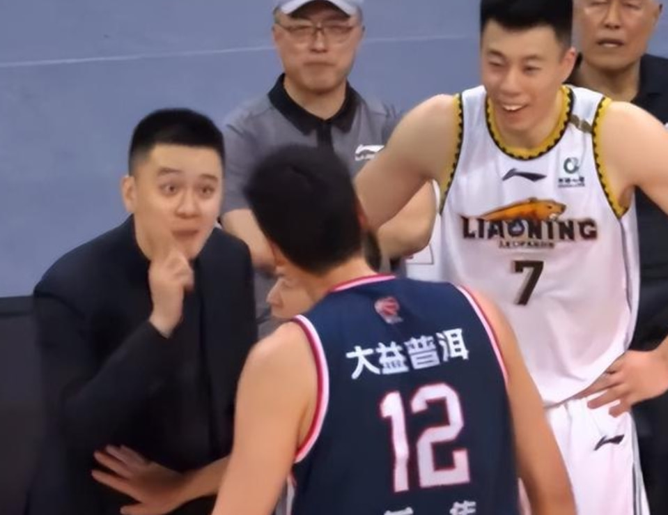 苏伟|杨鸣和苏伟冲突事出有因！后者2次犯规伤人，蒋兴权也看不下去了