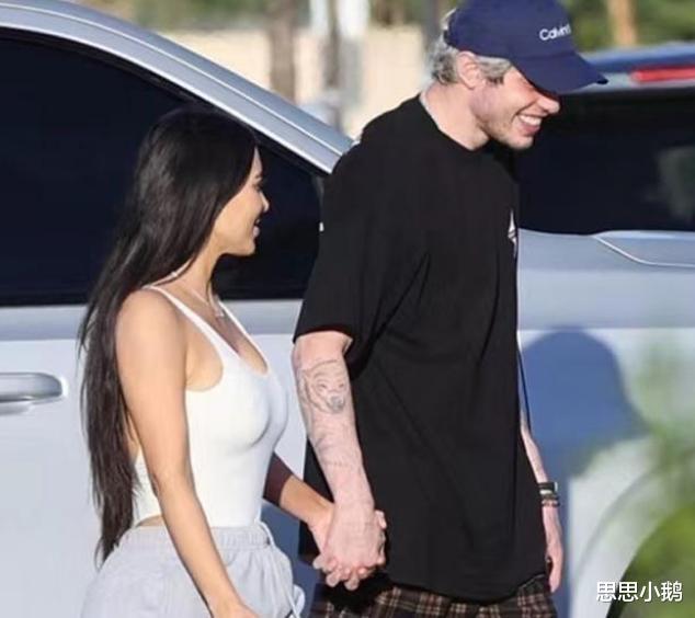 金·卡戴珊|金·卡戴珊泳池自拍,41岁身材仍傲人,马甲线抢眼