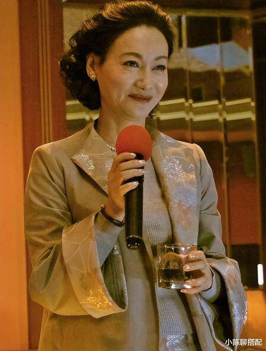 穿衣搭配 老年人爱美还得学惠英红，62岁短发讲究，穿衣有品，活出别样风采