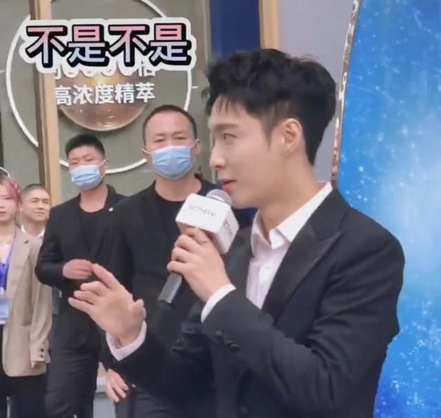 张艺兴|张艺兴现身杭州,女主持直接语无伦次,他一句话点燃全场