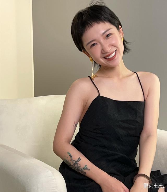 情侣|郝劭文一家三口同框,妻子穿情侣装扮嫩,他当合格继父与女儿腻歪
