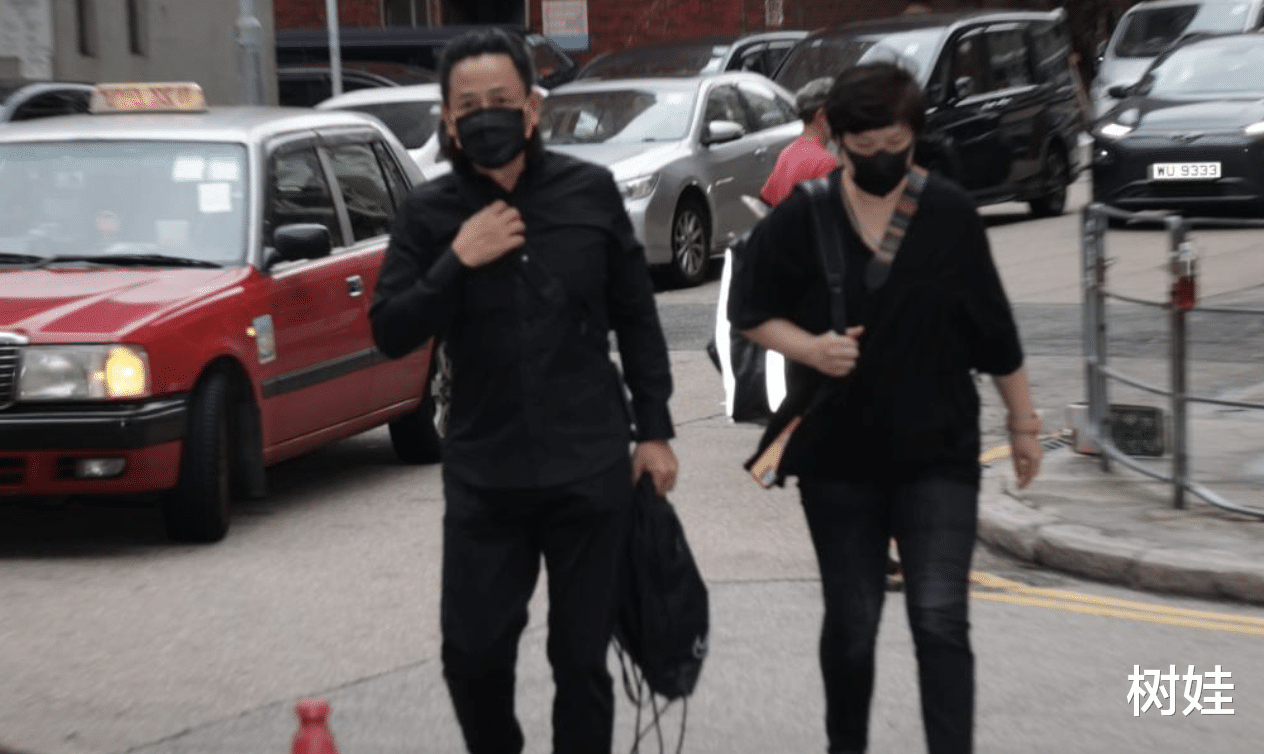 TVB|黄泽锋为97岁母亲设灵，遗憾母亲离世50天才见面，双眼通红很伤感