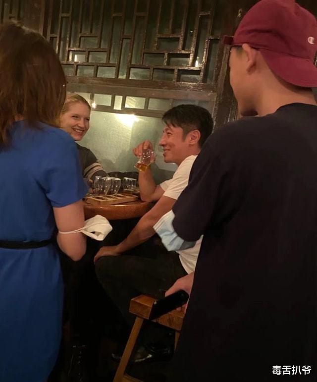 撒贝宁|撒贝宁一家四口逛街，全程亲自抱娃不嫌累，龙凤胎颜值出众惹人赞