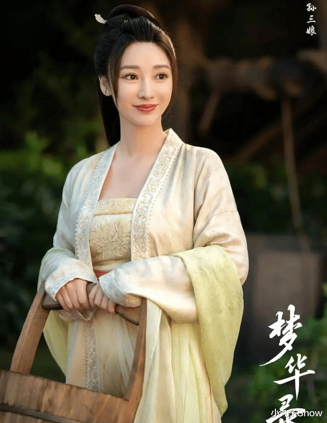 柳岩|42岁柳岩现身走机场，运动风打扮难掩魔鬼身材，一双眼睛大到没谱