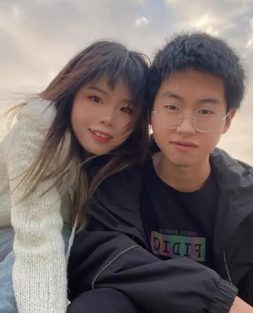 |孙卓成家中“模范”,带姐弟俩练字,用山东话警告卓妈“别偷拍”