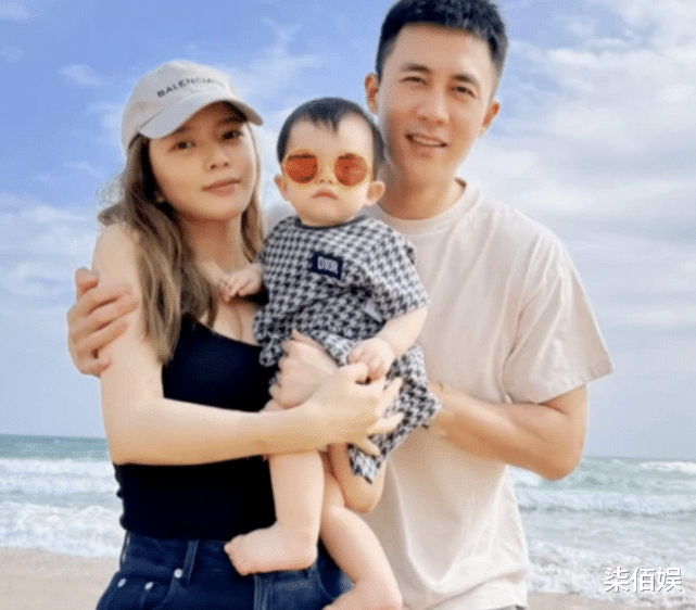 |王灿晒与女儿合照过节，打扮似女明星展辣妈身材，老公杜淳送鲜花表白