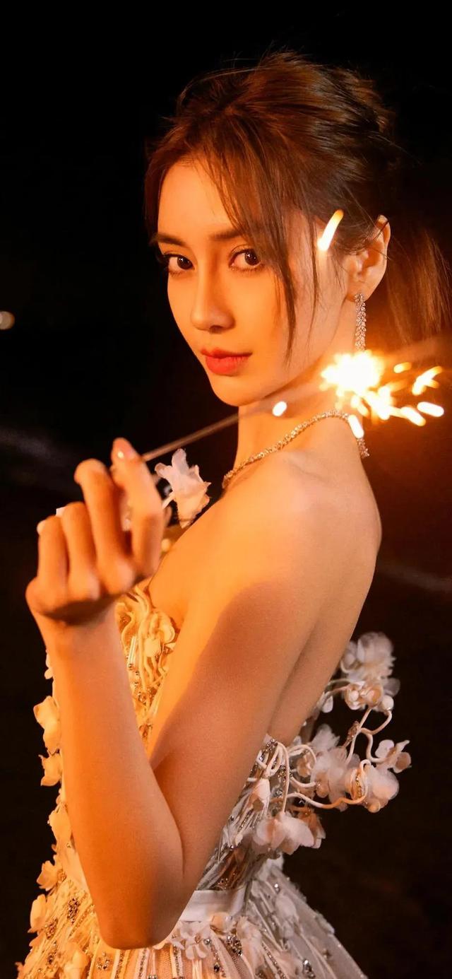Angelababy|杨颖 露背花裙写真