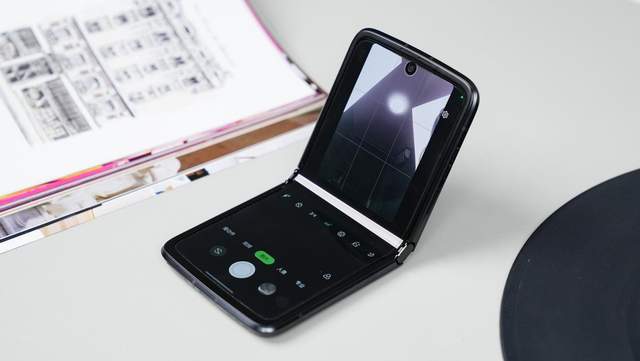 三星|折叠屏进入主力时代：moto razr 2022高能配置还原舒适体验