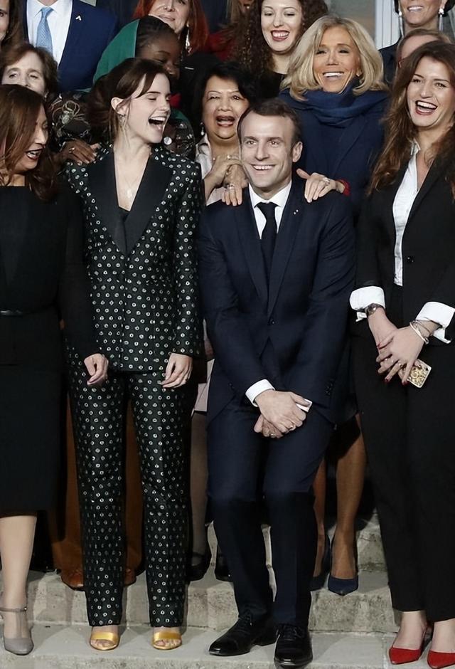 马克龙|马克龙有多深情？把69岁布丽吉特照片复原成少女，把自己P成老头！