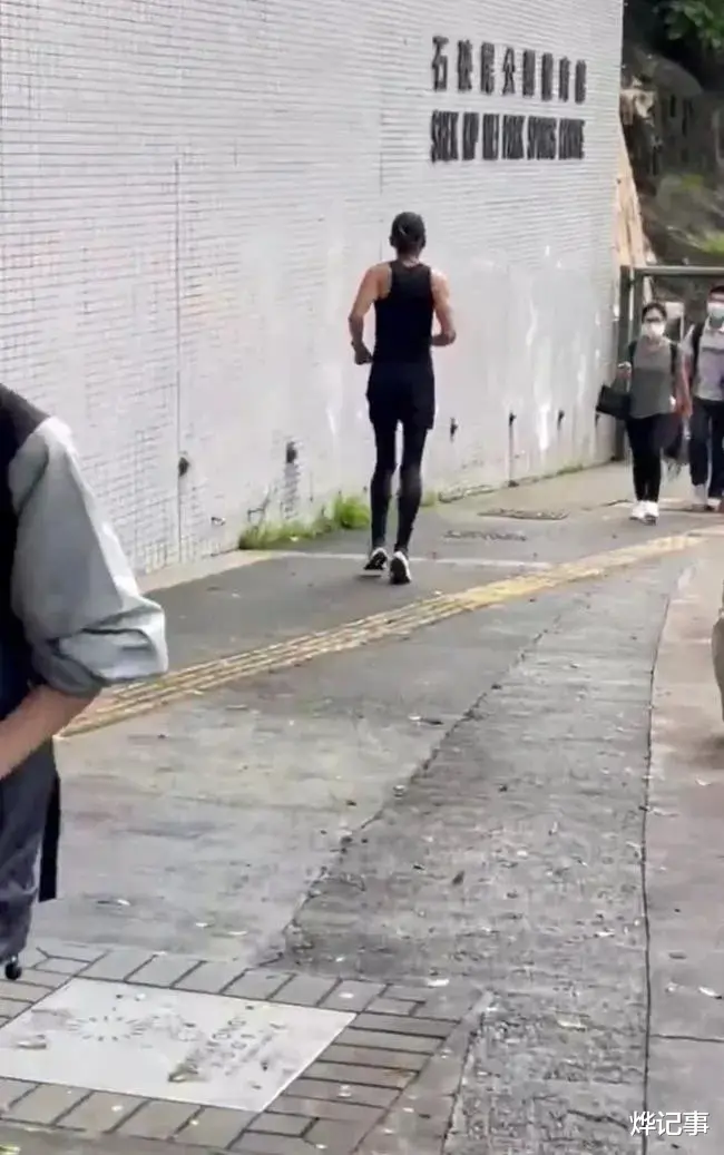 周润发|67岁的周润发跑在街上,四肢细长如竹竿,瘦成纸片的人令人担忧