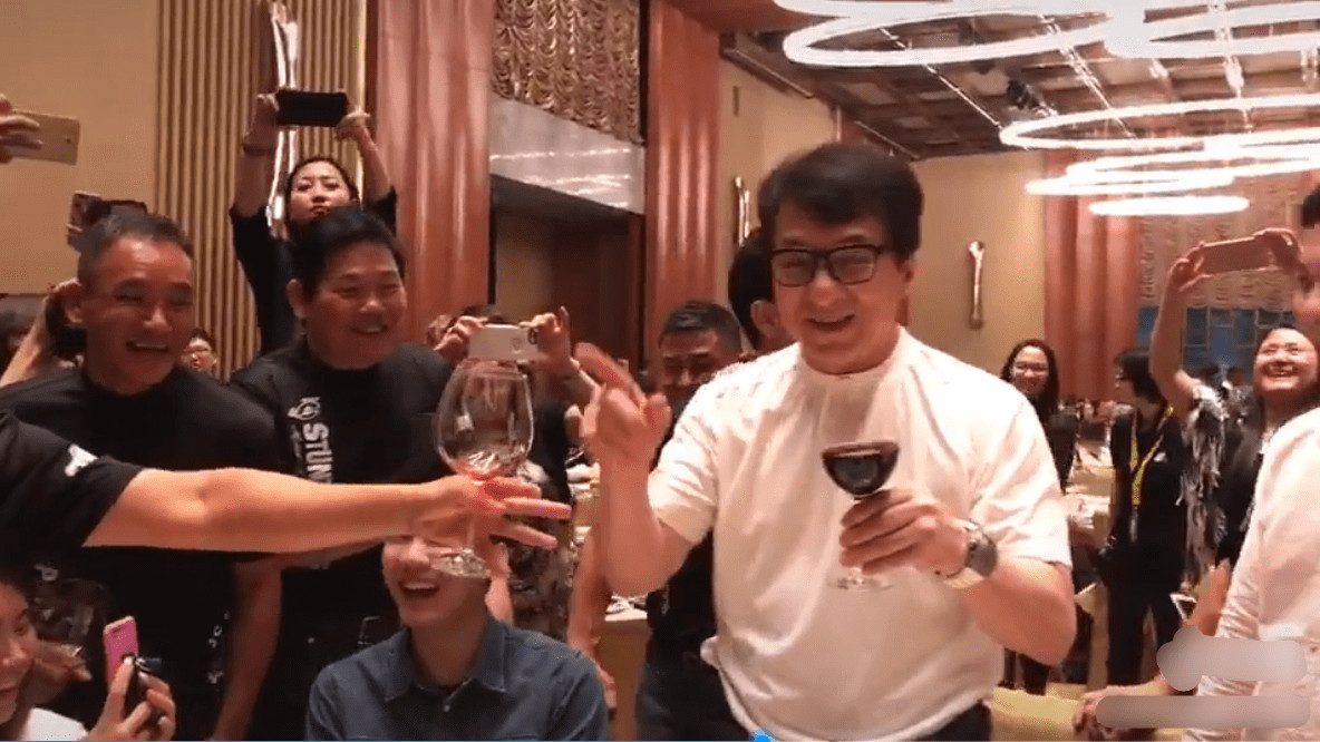 成龙|成龙带成家班聚会，满杯红酒一口闷，奈何女儿生活落魄靠接济度日
