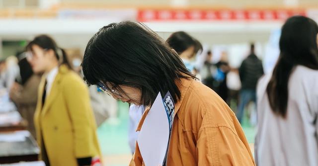 民营企业|“超过27岁不录用”，高校招聘年龄限制引争议，背后深意值得思考