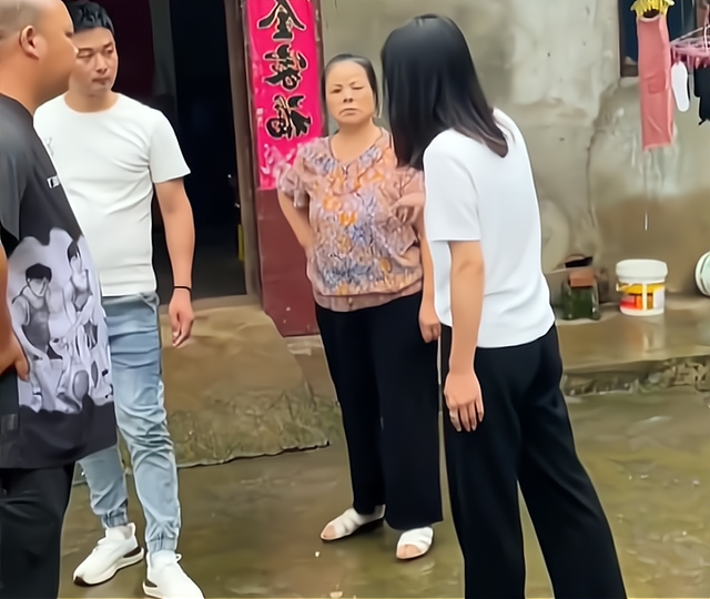 女子自己带孩子反被教训,婆婆只管打牌和跳广场舞,丈夫不敢出声